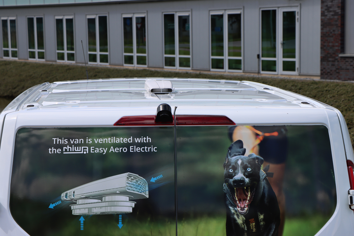 reclame bestelwagen easy aero dakventilator transport honden