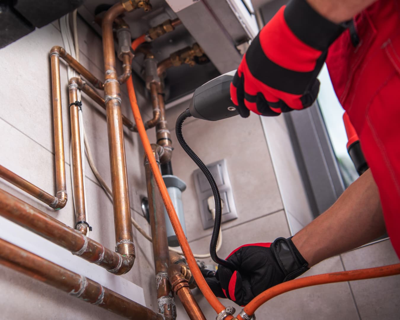 Een installateur die werkt aan de vaste gasdetectie