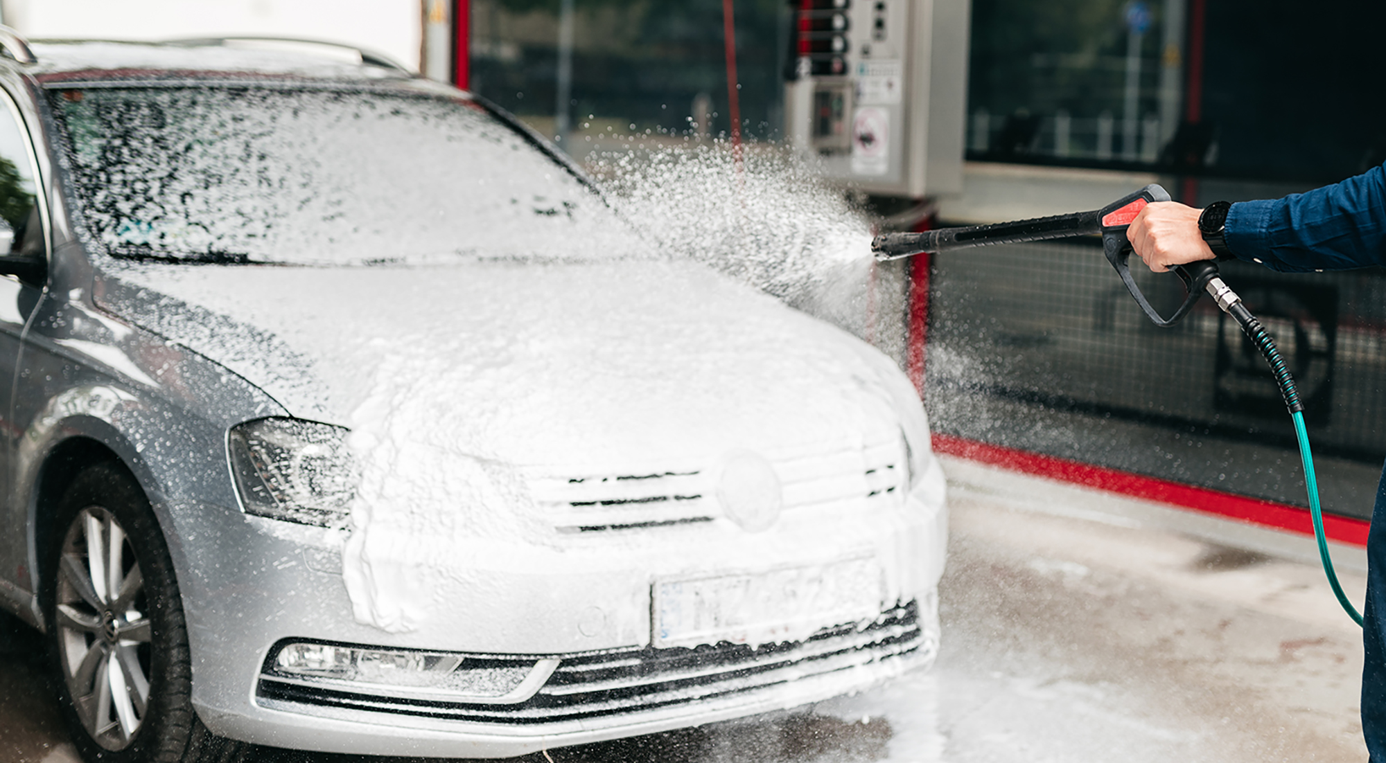 Choisir le meilleur shampoing auto ? Voici les points essentiels à vérifier pour un nettoyage automobile professionnel.