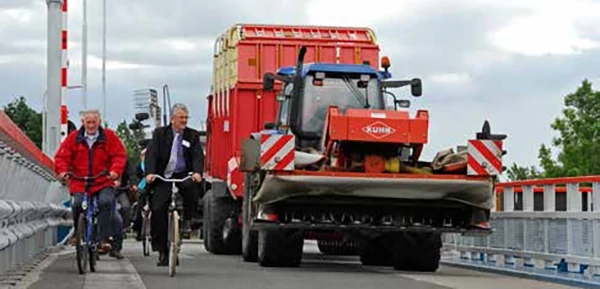 Width marking with interchangeable equipment increases road safety